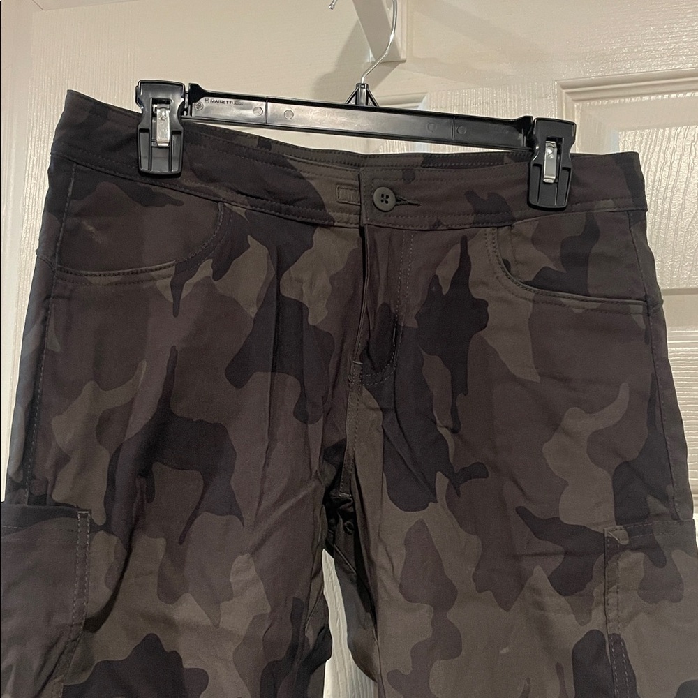 Prana women’s Camouflage Cargo Pants - Picture 3 of 5